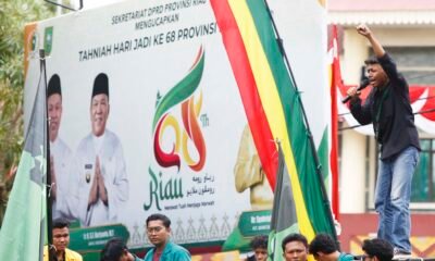 Ratusan mahasiswa dari berbagai universitas di Riau gelar aksi damai di Jalan Jenderal Sudirman, Pekanbaru, menuntut pembebasan rekan mereka dan pengesahan RUU Perampasan Aset