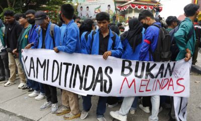 Ratusan mahasiswa dari berbagai universitas di Riau gelar aksi damai di Jalan Jenderal Sudirman, Pekanbaru, menuntut pembebasan rekan mereka dan pengesahan RUU Perampasan Aset