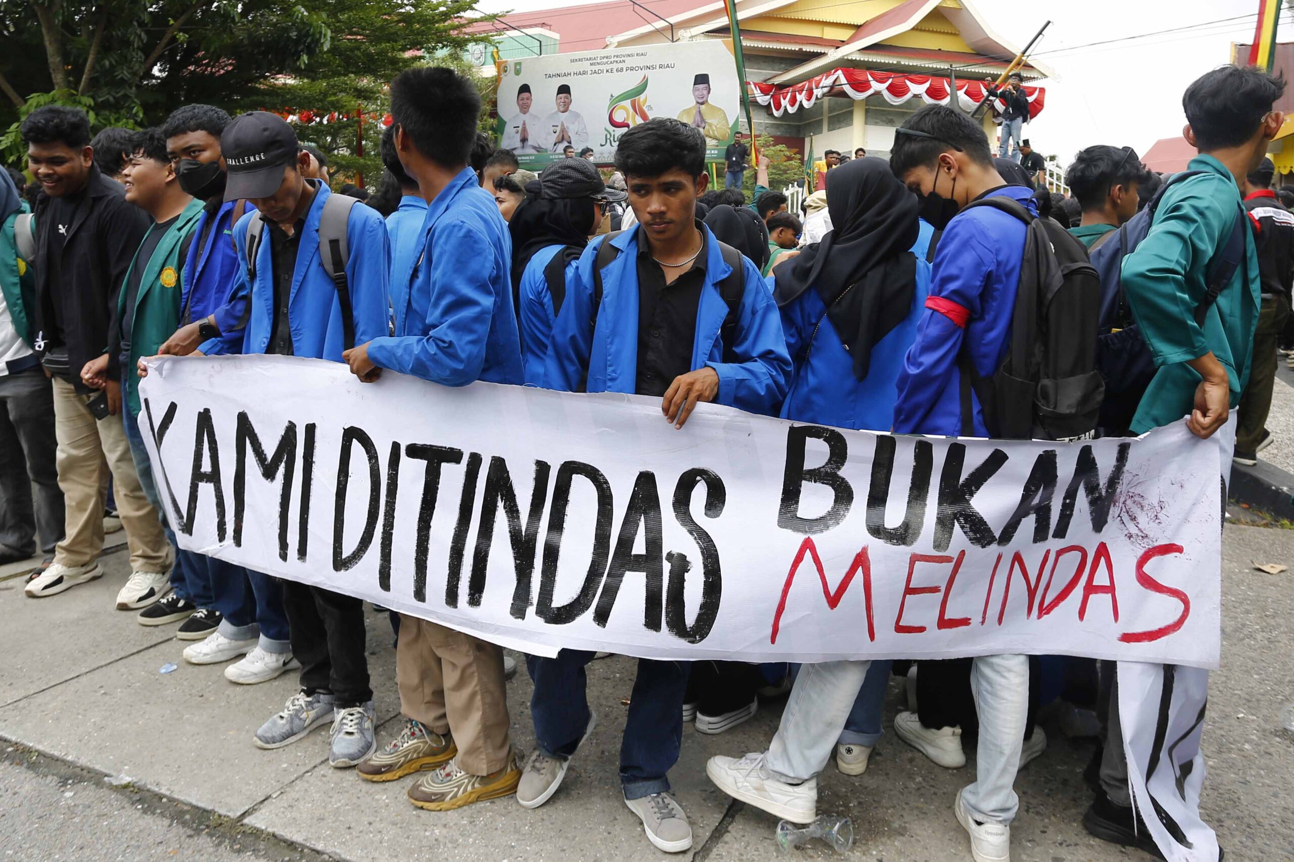 Ratusan mahasiswa dari berbagai universitas di Riau gelar aksi damai di Jalan Jenderal Sudirman, Pekanbaru, menuntut pembebasan rekan mereka dan pengesahan RUU Perampasan Aset