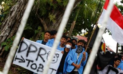 Ratusan mahasiswa dari berbagai universitas di Riau gelar aksi damai di Jalan Jenderal Sudirman, Pekanbaru, menuntut pembebasan rekan mereka dan pengesahan RUU Perampasan Aset