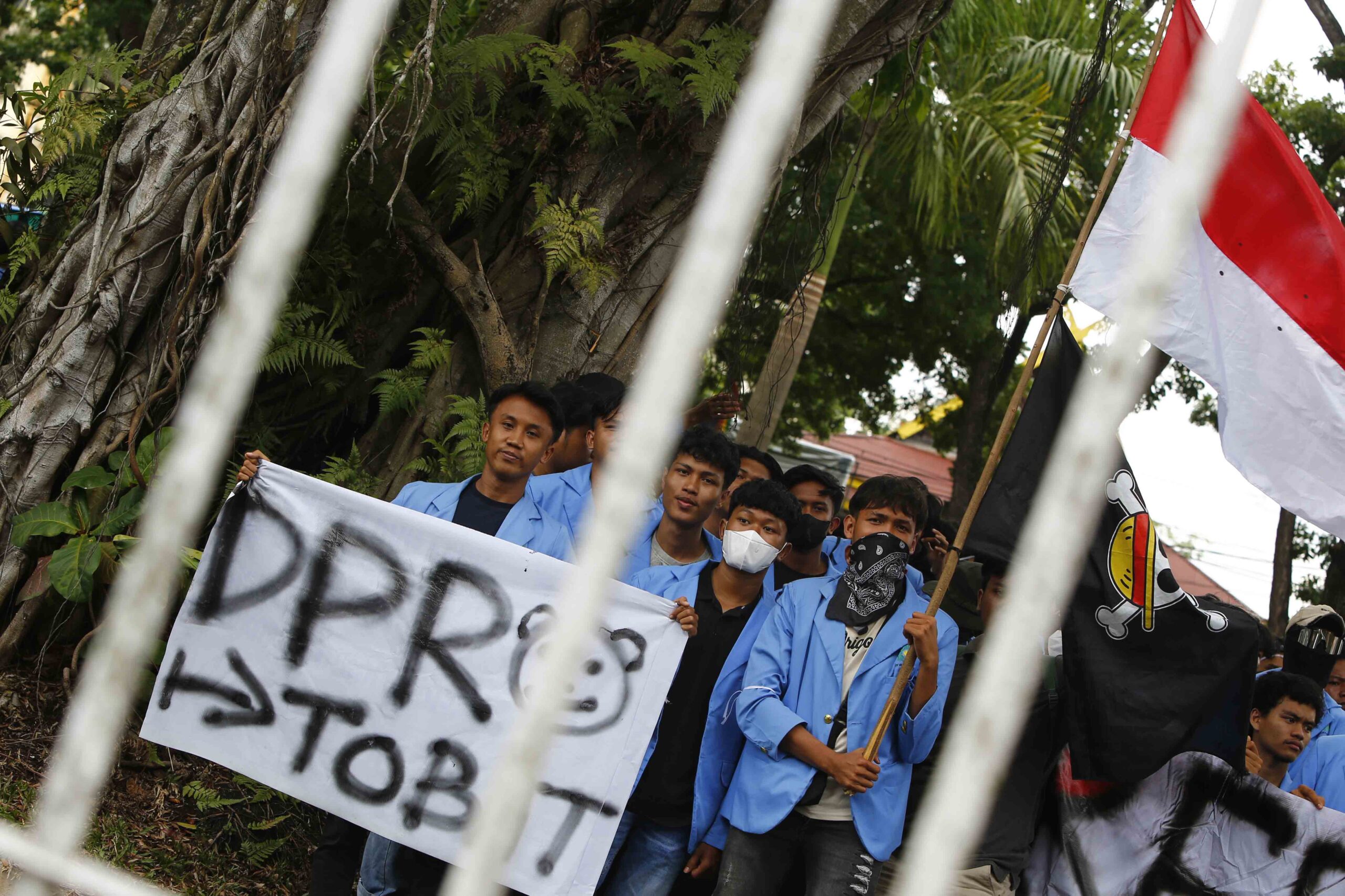 Ratusan mahasiswa dari berbagai universitas di Riau gelar aksi damai di Jalan Jenderal Sudirman, Pekanbaru, menuntut pembebasan rekan mereka dan pengesahan RUU Perampasan Aset