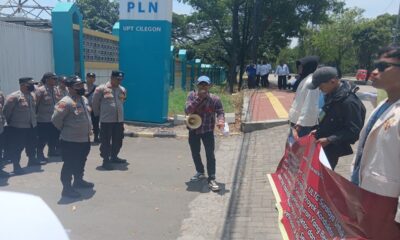 Massa AMBM berunjuk rasa di depan Kantor UPT PLN Cilegon, Selasa (7/10/2025), menuntut Kejati Banten mengusut dugaan pemborosan proyek penggantian konduktor PLN.