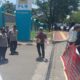 Massa AMBM berunjuk rasa di depan Kantor UPT PLN Cilegon, Selasa (7/10/2025), menuntut Kejati Banten mengusut dugaan pemborosan proyek penggantian konduktor PLN.