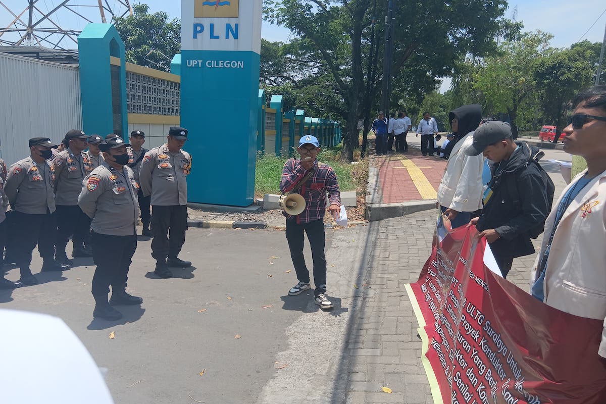 Massa AMBM berunjuk rasa di depan Kantor UPT PLN Cilegon, Selasa (7/10/2025), menuntut Kejati Banten mengusut dugaan pemborosan proyek penggantian konduktor PLN.