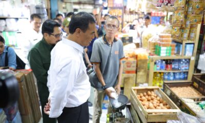 Menteri Pertanian Andi Amran Sulaiman saat sidak harga pangan di Pasar Tebet Barat Jakarta menjelang Natal dan Tahun Baru