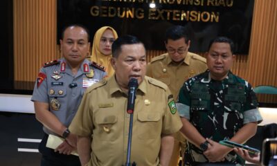 Plt Guberbur Riau, SF Hariyanto saat konferensi pers terkait IPR tambang kuansing