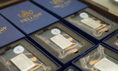 Perak batangan Nellava Bullion dalam kemasan resmi dengan fitur keamanan NFC dan QR code di cabang Surabaya.