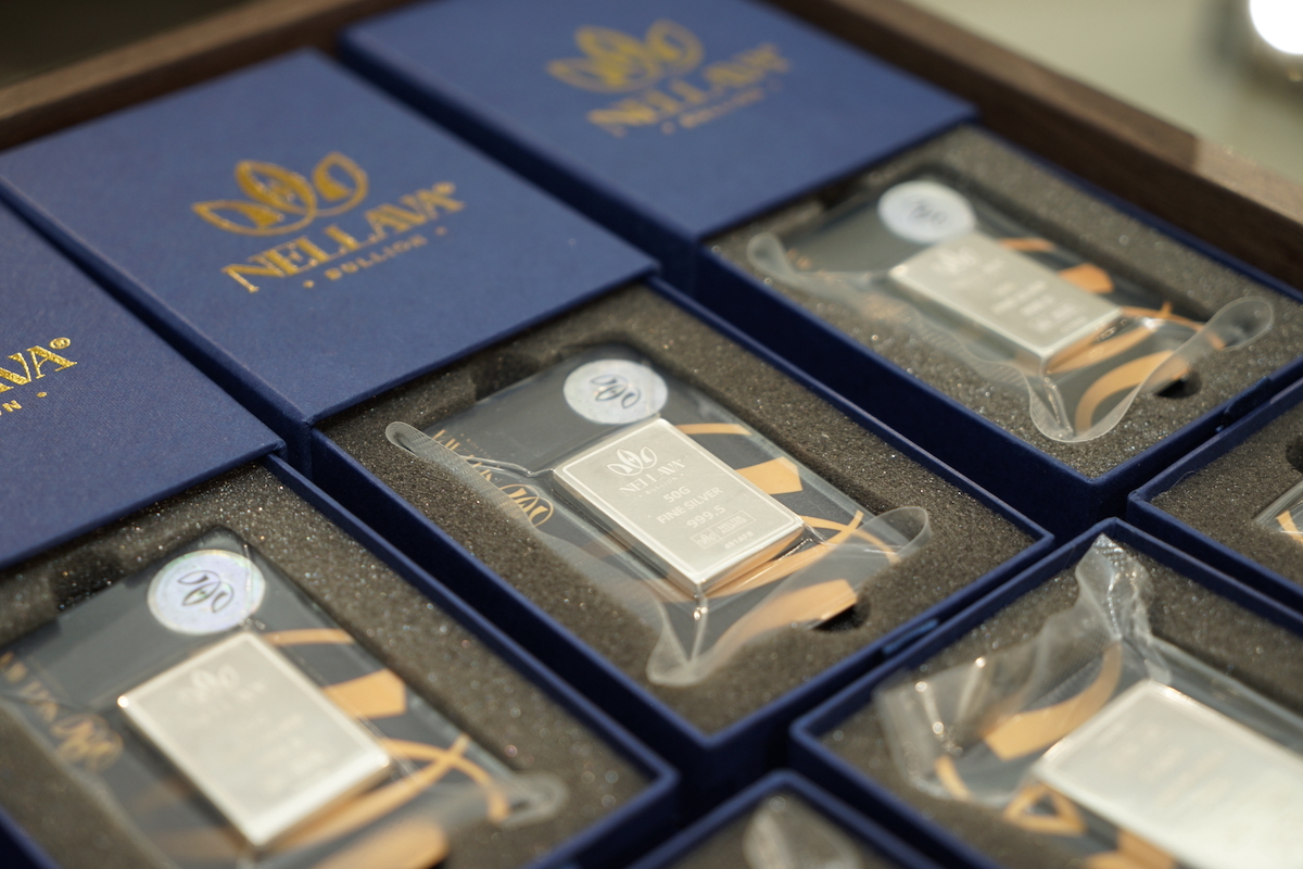Perak batangan Nellava Bullion dalam kemasan resmi dengan fitur keamanan NFC dan QR code di cabang Surabaya.