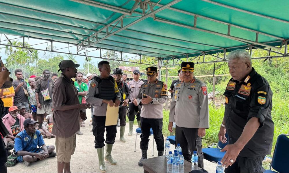 Kapolda Papua Tengah bersama Bupati Mimika saat bertemu warga di Kapiraya