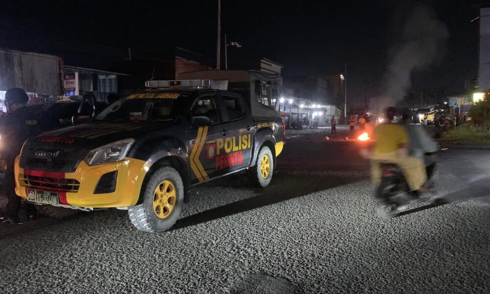 Pendulang emas tradisional tutup jalan