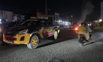 Pendulang emas tradisional tutup jalan