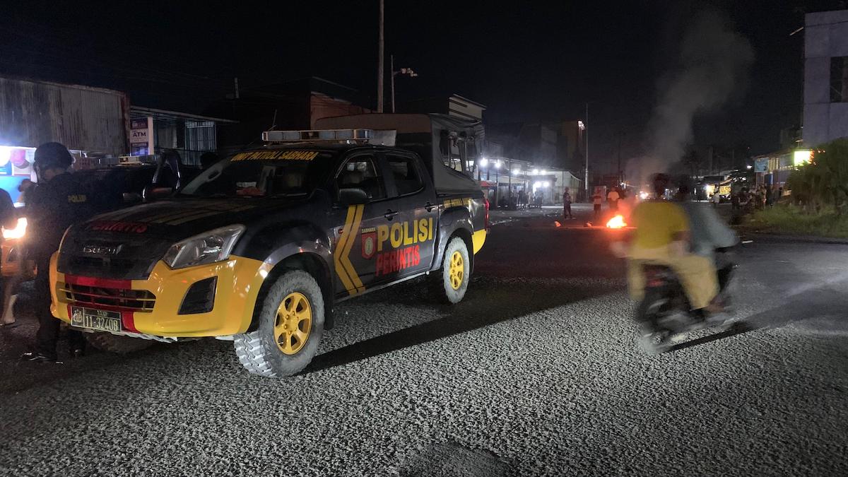 Pendulang emas tradisional tutup jalan