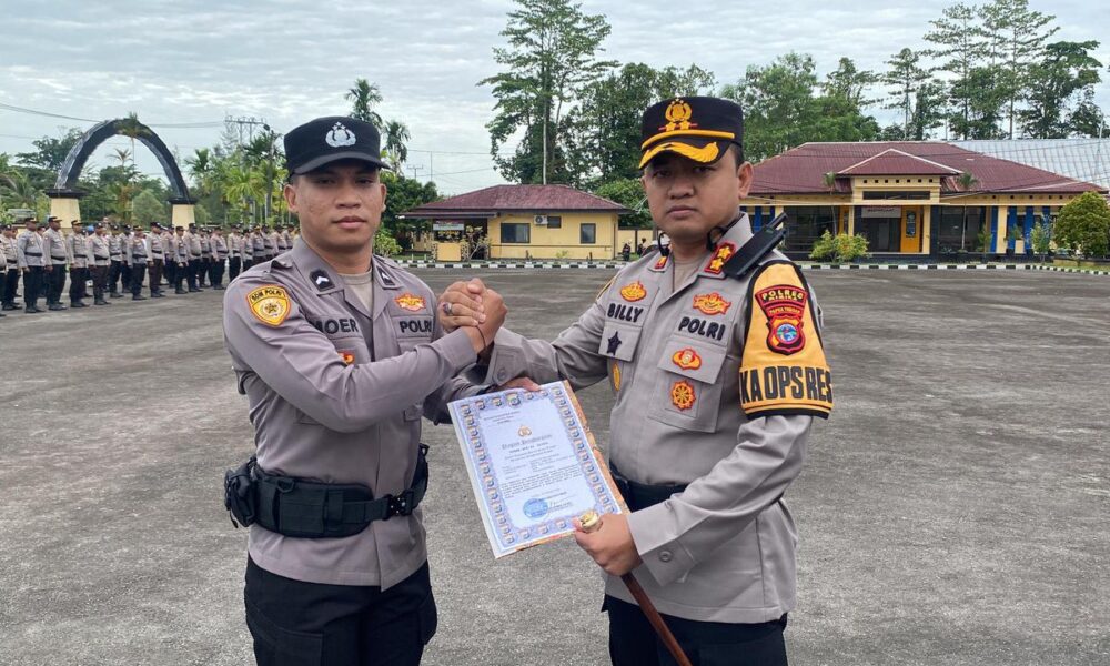 Bripda Sandy Putra Makmur menerima penghargaan dari Kapolres Mimika, AKBP Billyandha Hildiario