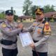 Bripda Sandy Putra Makmur menerima penghargaan dari Kapolres Mimika, AKBP Billyandha Hildiario