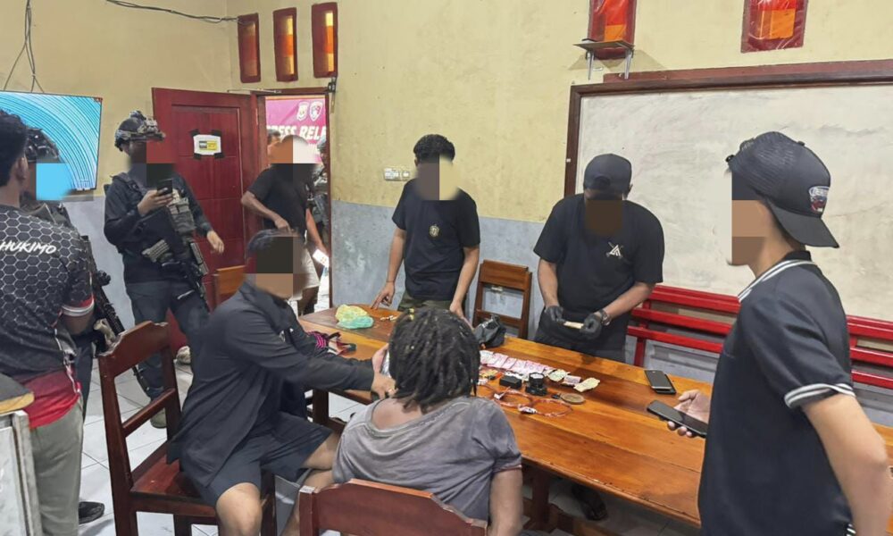 Petugas Operasi Damai Cartenz mengamankan Philip Kobak anggota KKB Yahukimo di Dekai bersama barang bukti amunisi dan senjata tajam