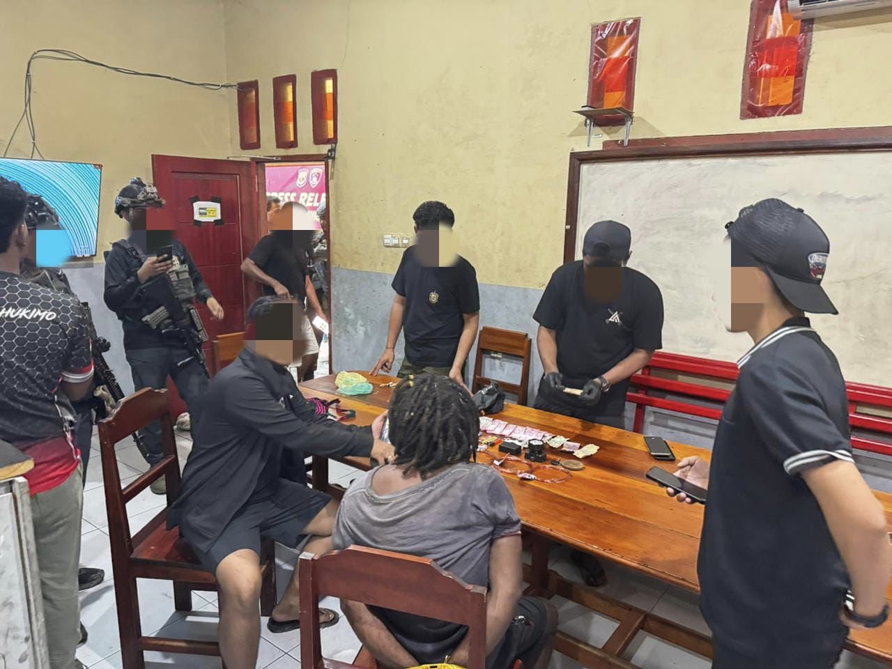 Petugas Operasi Damai Cartenz mengamankan Philip Kobak anggota KKB Yahukimo di Dekai bersama barang bukti amunisi dan senjata tajam