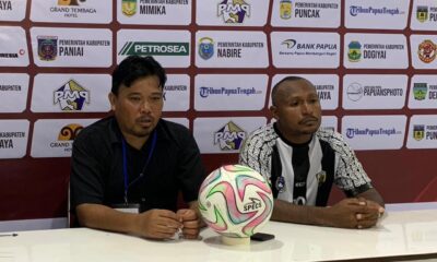 Pelatih Persipuja Feydi Oroh dan kapten Yopan Marlon Musendi memberikan keterangan usai laga Persipuja melawan Persido di Liga 4 Papua Tengah di Timika.