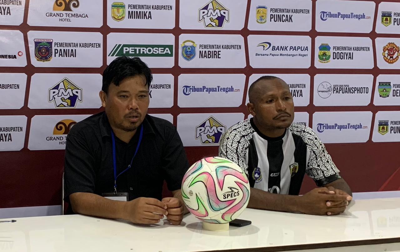 Pelatih Persipuja Feydi Oroh dan kapten Yopan Marlon Musendi memberikan keterangan usai laga Persipuja melawan Persido di Liga 4 Papua Tengah di Timika.