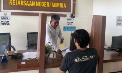 Petugas Polres Mimika menyerahkan berkas perkara kasus narkotika tersangka AA ke Kejaksaan Negeri Mimika di Timika.