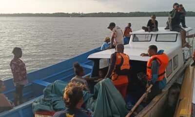 Tim SAR Timika melakukan pencarian speedboat rombongan Puskesmas Agimuga yang kehabisan BBM di perairan Puriri Mimika.