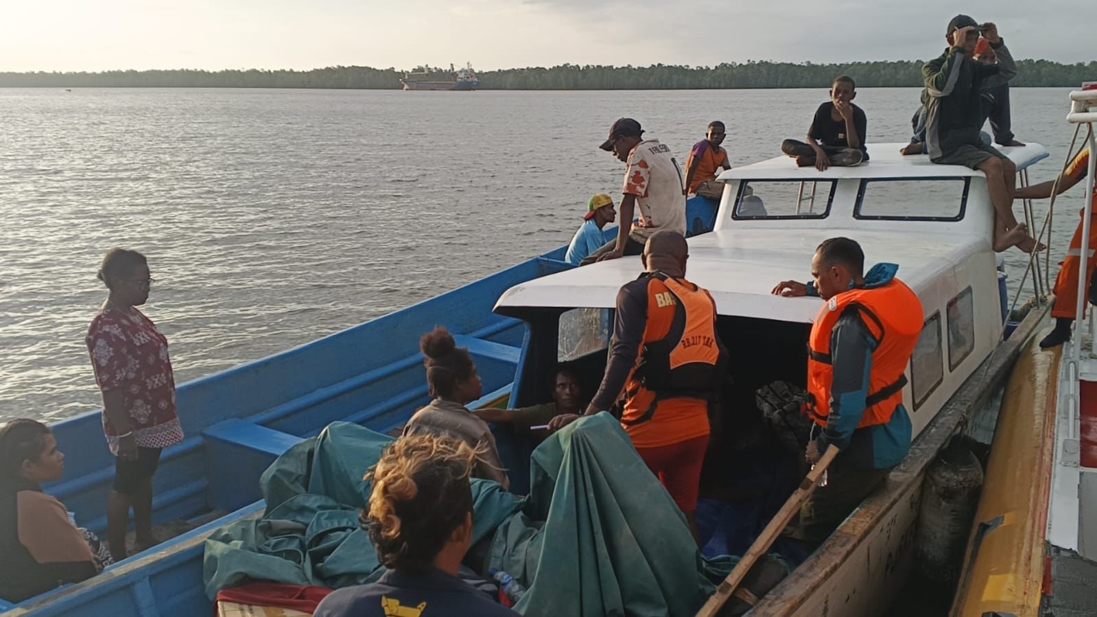 Tim SAR Timika melakukan pencarian speedboat rombongan Puskesmas Agimuga yang kehabisan BBM di perairan Puriri Mimika.