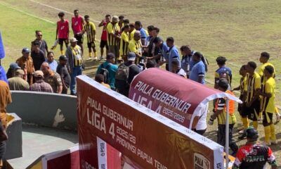 Pemain Persemi Mimika dan Persintan Intan Jaya memasuki lapangan pada laga Liga 4 Piala Gubernur Papua Tengah di Stadion Wania Imipi Mimika.