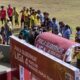 Pemain Persemi Mimika dan Persintan Intan Jaya memasuki lapangan pada laga Liga 4 Piala Gubernur Papua Tengah di Stadion Wania Imipi Mimika.