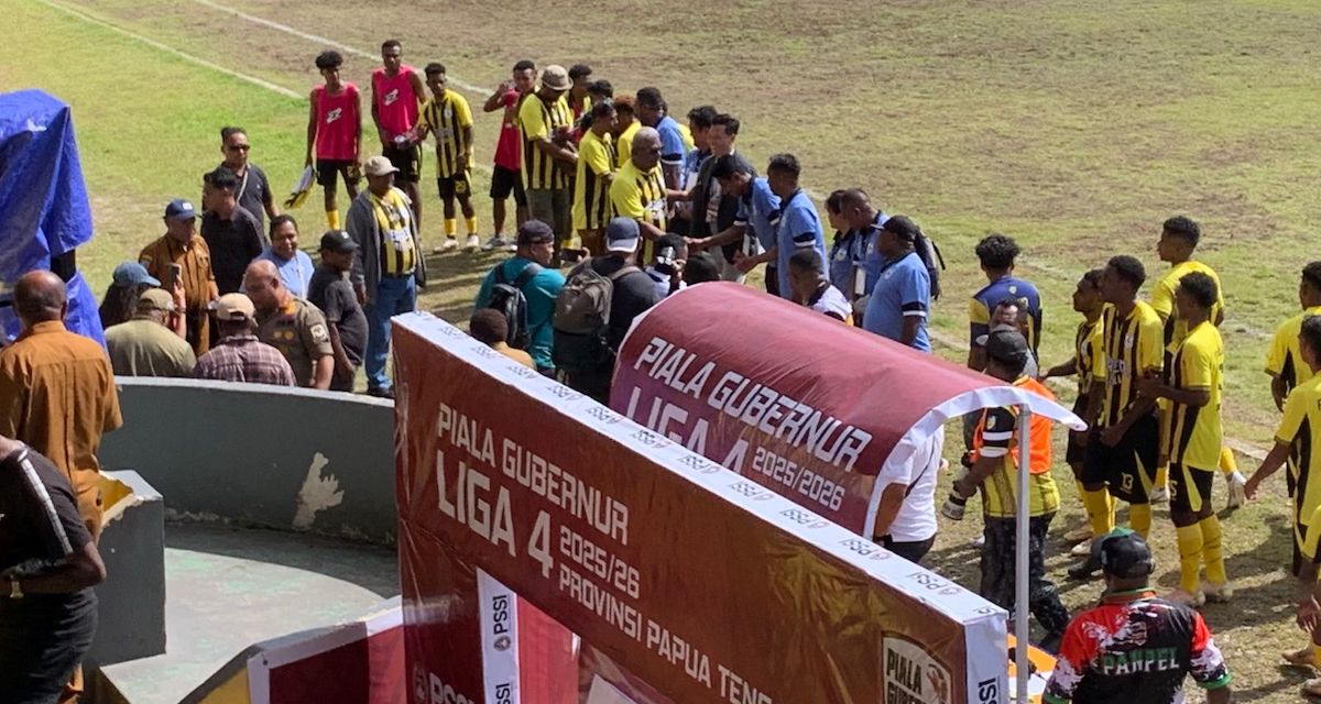 Pemain Persemi Mimika dan Persintan Intan Jaya memasuki lapangan pada laga Liga 4 Piala Gubernur Papua Tengah di Stadion Wania Imipi Mimika.