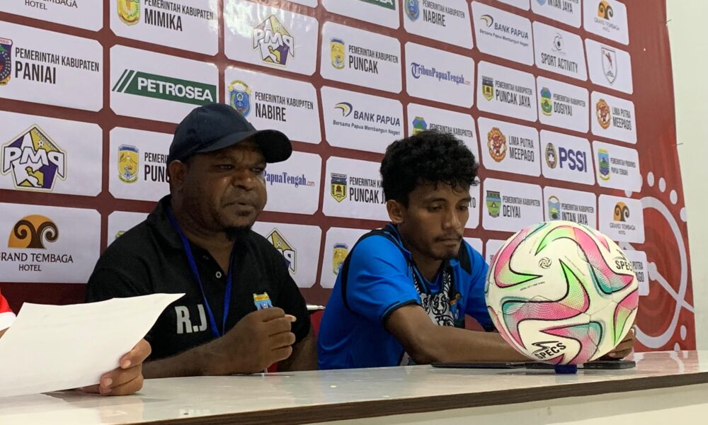 onferensi pers Pelatih Persintan Intan Jaya Raimon Jagani bersama Kapten Bil Hein Dicky Keno usai laga melawan Persemi Mimika, di Stadion Wania Imipi, Mimika, Papua Tengah