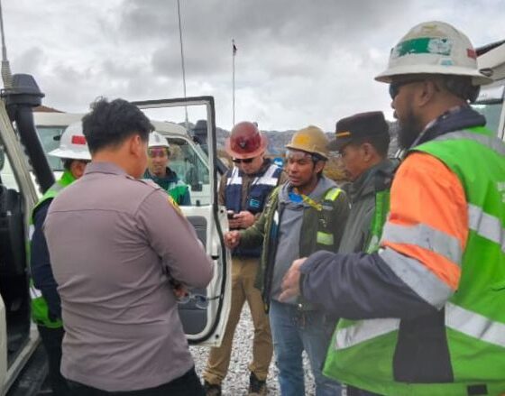 Polisi melakukan olah TKP insiden penembakan karyawan di area tambang Grasberg Tembagapura Mimika Papua Tengah.