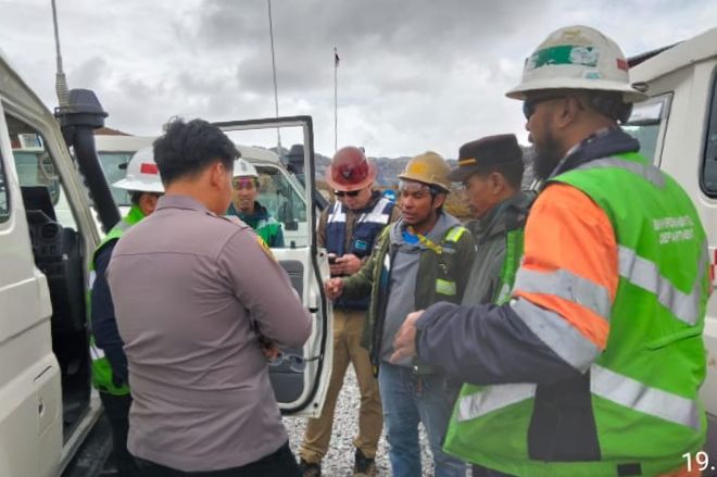 Polisi melakukan olah TKP insiden penembakan karyawan di area tambang Grasberg Tembagapura Mimika Papua Tengah.