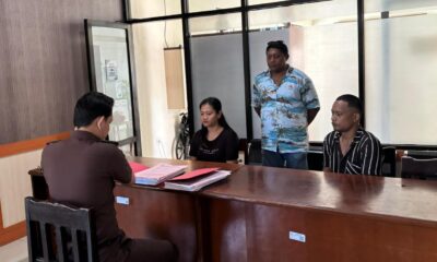 Polisi Sat Resnarkoba Polres Mimika menyerahkan tersangka dan barang bukti kasus sabu kepada Kejaksaan Negeri Mimika.