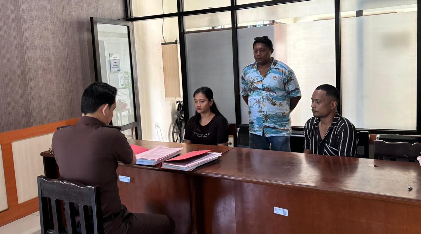 Polisi Sat Resnarkoba Polres Mimika menyerahkan tersangka dan barang bukti kasus sabu kepada Kejaksaan Negeri Mimika.