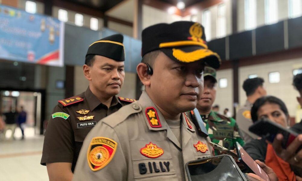 Proses pemulangan jenazah karyawan PT Freeport Indonesia korban penembakan di area tambang Grasberg melalui Bandara Mozes Kilangin Timika.