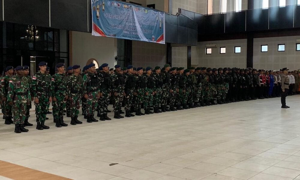 Apel gelar pasukan Operasi Ketupat 2026 di Mimika dengan melibatkan personel gabungan TNI dan Polri untuk pengamanan Lebaran.