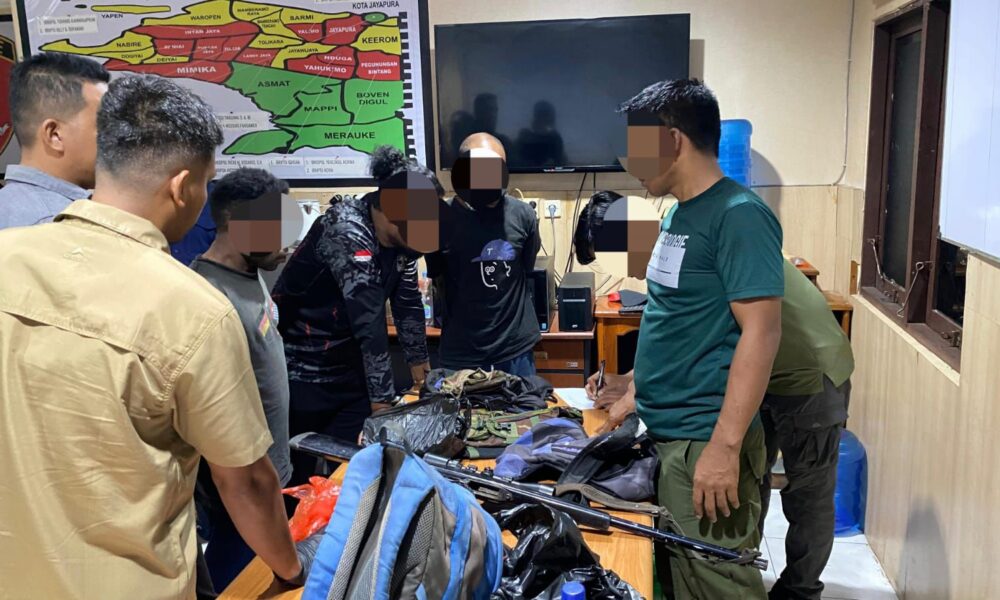 Satgas Operasi Damai Cartenz menunjukkan barang bukti senjata api rakitan dan ratusan amunisi hasil pengungkapan jaringan senjata KKB di Papua.