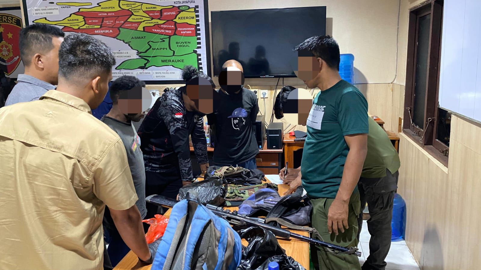 Satgas Operasi Damai Cartenz menunjukkan barang bukti senjata api rakitan dan ratusan amunisi hasil pengungkapan jaringan senjata KKB di Papua.