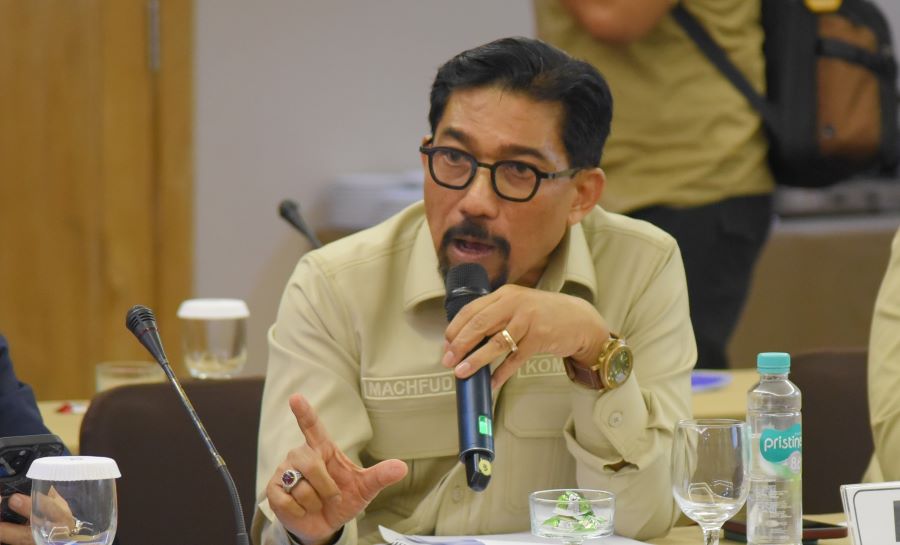 Anggota DPR Machfud Arifin berbicara dalam rapat Komisi III DPR mengenai penanganan kasus investasi bodong Koperasi Bahana Lintas Nusantara.