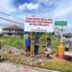 Personel Polsek Kuala Kencana memasang papan larangan memasuki kawasan Kali Wania di Jalan Tenas DWJ, Mimika