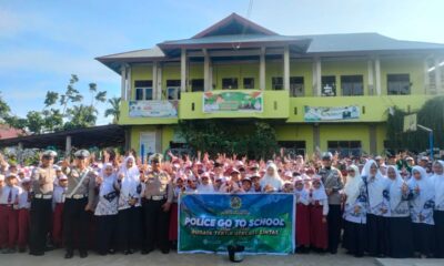 Personel Unit Kamsel Satlantas Polres Inhu saat menggelar kegiatan Police Go To School dan membagikan bibit pohon kepada siswa MIS Al-Firdausy di Rengat Barat, Senin (25/05/2026).