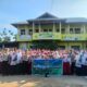 Personel Unit Kamsel Satlantas Polres Inhu saat menggelar kegiatan Police Go To School dan membagikan bibit pohon kepada siswa MIS Al-Firdausy di Rengat Barat, Senin (25/05/2026).