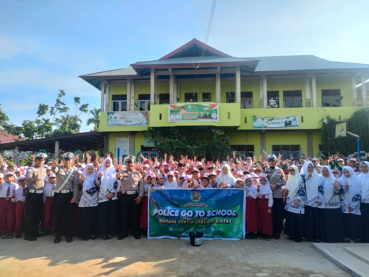 Personel Unit Kamsel Satlantas Polres Inhu saat menggelar kegiatan Police Go To School dan membagikan bibit pohon kepada siswa MIS Al-Firdausy di Rengat Barat, Senin (25/05/2026).
