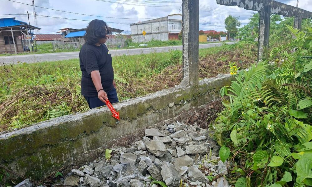 Polisi Satreskrim Polres Mimika melakukan olah TKP dugaan perusakan pagar pembatas lahan milik Keuskupan Timika di Jalan Irigasi, Mimika, Senin (25/05/2026).