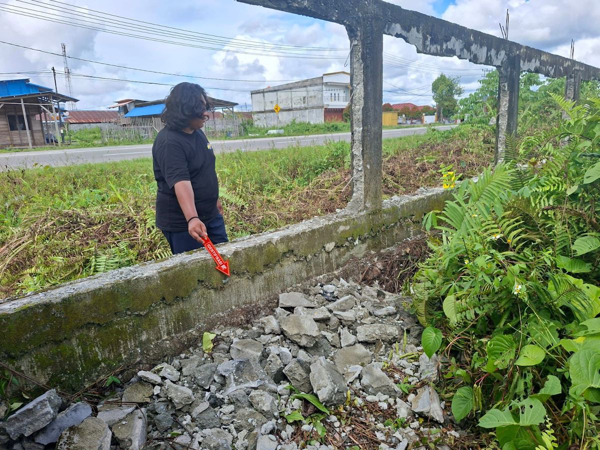 Polisi Satreskrim Polres Mimika melakukan olah TKP dugaan perusakan pagar pembatas lahan milik Keuskupan Timika di Jalan Irigasi, Mimika, Senin (25/05/2026).