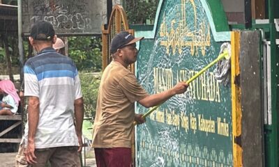 Pemuda Muslim Mimika bersama pengurus masjid melakukan aksi kebersihan lingkungan masjid di Distrik Mimika Baru menjelang Iduladha