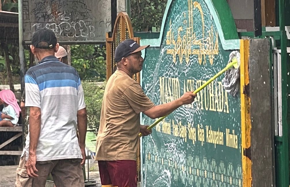 Pemuda Muslim Mimika bersama pengurus masjid melakukan aksi kebersihan lingkungan masjid di Distrik Mimika Baru menjelang Iduladha