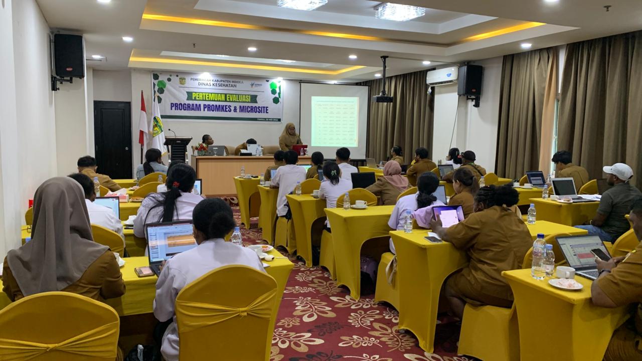 Suasana evaluasi program Promkes dan microsite Dinas Kesehatan Mimika bersama 26 Puskesmas di Ballroom Hotel Grand Tembaga, Timika,