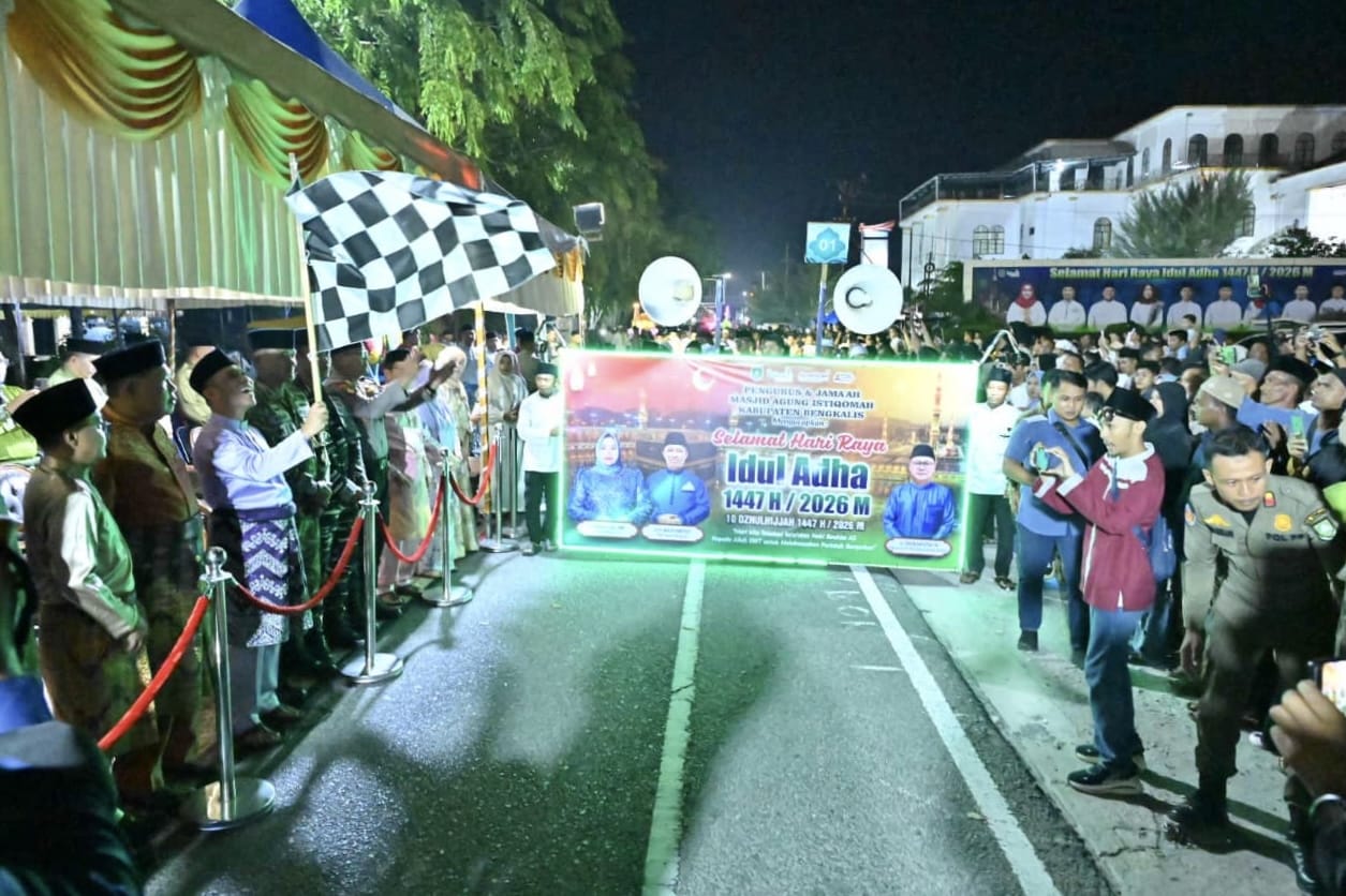 Wakil Bupati Bengkalis Bagus Santoso melepas pawai takbir Iduladha 1447 Hijriah di Lapangan Tugu Bengkalis pada Selasa malam (26/05/2026).