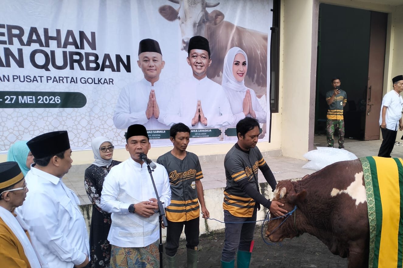Ketua Panitia Penyerahan Hewan Kurban Partai Golkar 2026, Eric Hermawan, memberikan keterangan terkait pelaksanaan dan distribusi hewan kurban di Kantor DPP Partai Golkar, Jakarta Barat, Rabu (27/05/2026). Kegiatan penyembelihan hewan kurban Iduladha 1447 Hijriah