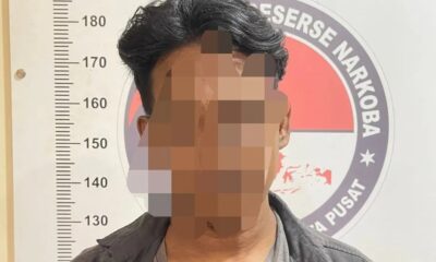 Tersangka peredaran obat keras ilegal dan barang bukti yang disita Polres Metro Jakarta Pusat, Rabu (27/5/2026) malam.